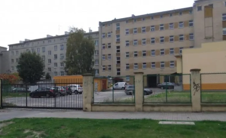 W tej chwili teren jest ogrodzony na potrzeby budynku przy ul. Armii Krajowej. 