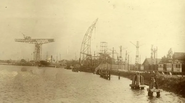 Tramwaj do Nowego Portu jadący ul. Wiślną. W tle widoczne dźwigi stoczniowe. Zdjęcie wykonane prawdopodobnie przed 1926 rokiem.