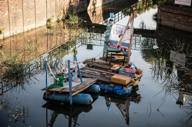Instalacja artystyczna pływająca w kanale Raduni zbudowana jest z odpadków. Niestety zamiast cieszyć oko, szpeci i prowokuje mieszkańców do wrzucania do rzeki śmieci.