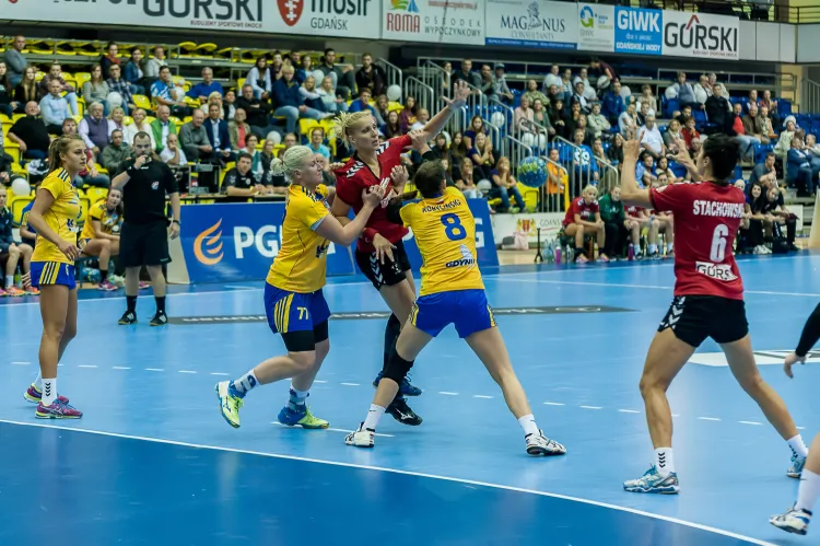 Po pierwsza kolejka w tym sezonie PGNiG Superligi, w której zarówno Vistal Gdynia (żółte koszulki) jak i AZS  Łączpol AWFiS Gdańsk (czerwone) odniosły zwycięstwa. 