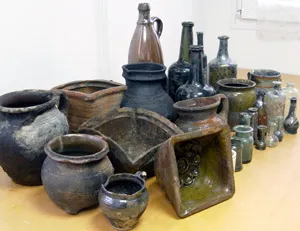 Wazony, półmiski, butle i buteleczki odkryli archeolodzy prowadzący badania przy ul. Grząskiej w Gdańsku.