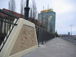 Wyremontowanemu Błędnikowi uroku dodają stylowe latarnie oraz kamienne herby Gdańska umieszczone po obu stronach wiaduktu...
