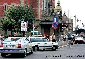 Na pierwszym planie legalny postój pod dworcem. Na jezdni przed wejściem do hali często stają taksówki naciągaczy.