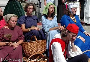 Spragniony taniej rozrywki lud Gdańska wyległ tłumnie na Długi Targ, żeby nacieszyć oczy kaźnią trzech młodzieniaszków.