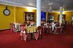 W Dworze Prawdzica do dyspozycji gości jest pięć różnorodnych sal bankietowych, przystosowanych pod imprezy okolicznościowe: Sala Rycerska, Sala Królewska, Sala restauracyjna, Sala bankietowa i Sala Zimowych Ogrodów.