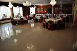 W Dworze Prawdzica do dyspozycji gości jest pięć różnorodnych sal bankietowych, przystosowanych pod imprezy okolicznościowe: Sala Rycerska, Sala Królewska, Sala restauracyjna, Sala bankietowa i Sala Zimowych Ogrodów.