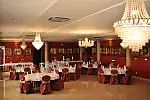 W Dworze Prawdzica do dyspozycji gości jest pięć różnorodnych sal bankietowych, przystosowanych pod imprezy okolicznościowe: Sala Rycerska, Sala Królewska, Sala restauracyjna, Sala bankietowa i Sala Zimowych Ogrodów.