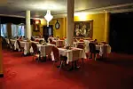 W Dworze Prawdzica do dyspozycji gości jest pięć różnorodnych sal bankietowych, przystosowanych pod imprezy okolicznościowe: Sala Rycerska, Sala Królewska, Sala restauracyjna, Sala bankietowa i Sala Zimowych Ogrodów.