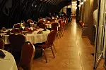 W Dworze Prawdzica do dyspozycji gości jest pięć różnorodnych sal bankietowych, przystosowanych pod imprezy okolicznościowe: Sala Rycerska, Sala Królewska, Sala restauracyjna, Sala bankietowa i Sala Zimowych Ogrodów.
