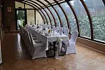 W Dworze Prawdzica do dyspozycji gości jest pięć różnorodnych sal bankietowych, przystosowanych pod imprezy okolicznościowe: Sala Rycerska, Sala Królewska, Sala restauracyjna, Sala bankietowa i Sala Zimowych Ogrodów.