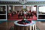 W Dworze Prawdzica do dyspozycji gości jest pięć różnorodnych sal bankietowych, przystosowanych pod imprezy okolicznościowe: Sala Rycerska, Sala Królewska, Sala restauracyjna, Sala bankietowa i Sala Zimowych Ogrodów.