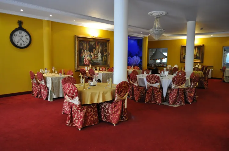 W Dworze Prawdzica do dyspozycji gości jest pięć różnorodnych sal bankietowych, przystosowanych pod imprezy okolicznościowe: Sala Rycerska, Sala Królewska, Sala restauracyjna, Sala bankietowa i Sala Zimowych Ogrodów.