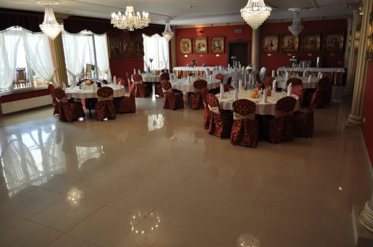 W Dworze Prawdzica do dyspozycji gości jest pięć różnorodnych sal bankietowych, przystosowanych pod imprezy okolicznościowe: Sala Rycerska, Sala Królewska, Sala restauracyjna, Sala bankietowa i Sala Zimowych Ogrodów.