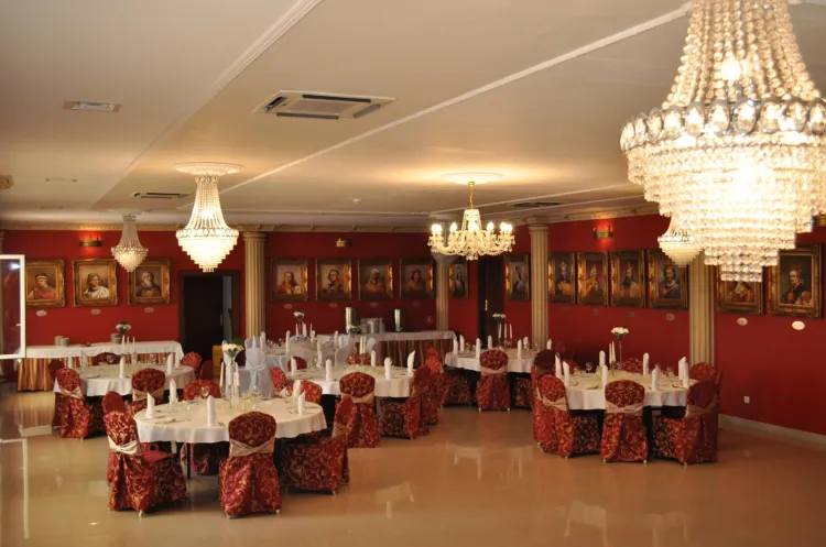 W Dworze Prawdzica do dyspozycji gości jest pięć różnorodnych sal bankietowych, przystosowanych pod imprezy okolicznościowe: Sala Rycerska, Sala Królewska, Sala restauracyjna, Sala bankietowa i Sala Zimowych Ogrodów.