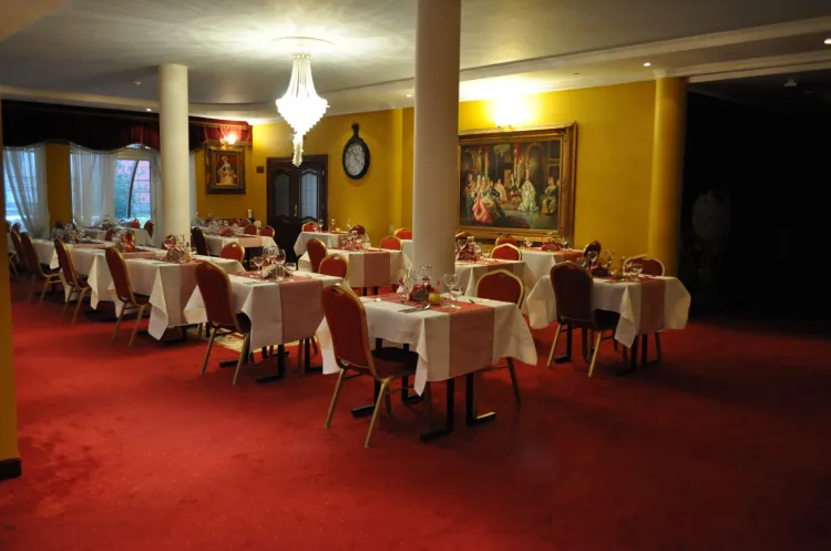 W Dworze Prawdzica do dyspozycji gości jest pięć różnorodnych sal bankietowych, przystosowanych pod imprezy okolicznościowe: Sala Rycerska, Sala Królewska, Sala restauracyjna, Sala bankietowa i Sala Zimowych Ogrodów.