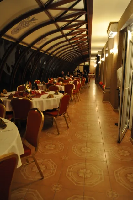 W Dworze Prawdzica do dyspozycji gości jest pięć różnorodnych sal bankietowych, przystosowanych pod imprezy okolicznościowe: Sala Rycerska, Sala Królewska, Sala restauracyjna, Sala bankietowa i Sala Zimowych Ogrodów.