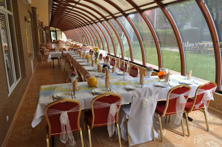 W Dworze Prawdzica do dyspozycji gości jest pięć różnorodnych sal bankietowych, przystosowanych pod imprezy okolicznościowe: Sala Rycerska, Sala Królewska, Sala restauracyjna, Sala bankietowa i Sala Zimowych Ogrodów.