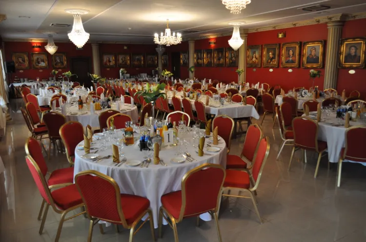 W Dworze Prawdzica do dyspozycji gości jest pięć różnorodnych sal bankietowych, przystosowanych pod imprezy okolicznościowe: Sala Rycerska, Sala Królewska, Sala restauracyjna, Sala bankietowa i Sala Zimowych Ogrodów.