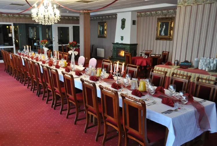W Dworze Prawdzica do dyspozycji gości jest pięć różnorodnych sal bankietowych, przystosowanych pod imprezy okolicznościowe: Sala Rycerska, Sala Królewska, Sala restauracyjna, Sala bankietowa i Sala Zimowych Ogrodów.