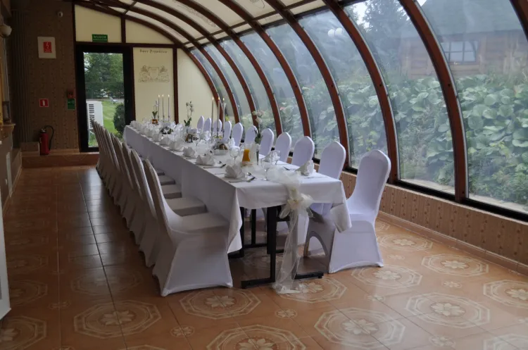 W Dworze Prawdzica do dyspozycji gości jest pięć różnorodnych sal bankietowych, przystosowanych pod imprezy okolicznościowe: Sala Rycerska, Sala Królewska, Sala restauracyjna, Sala bankietowa i Sala Zimowych Ogrodów.