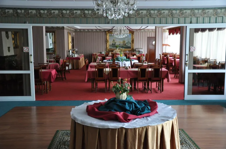 W Dworze Prawdzica do dyspozycji gości jest pięć różnorodnych sal bankietowych, przystosowanych pod imprezy okolicznościowe: Sala Rycerska, Sala Królewska, Sala restauracyjna, Sala bankietowa i Sala Zimowych Ogrodów.