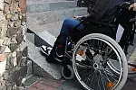 Zbyt ostry podjazd to żadne ułatwienie dla niepełnosprawnych na wózkach.