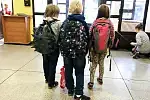 Dzieci powinny wiedzieć, dlaczego tak ważne jest noszenie plecaków w prawidłowy sposób.