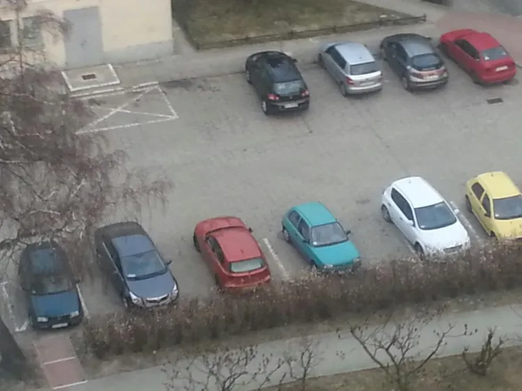 Jeśli przed blokiem starcza miejsc parkingowych dla wszystkich, to nie ma problemu. Ten zaczyna się, gdy z sąsiadami rywalizuje się o placyk dla samochodu.