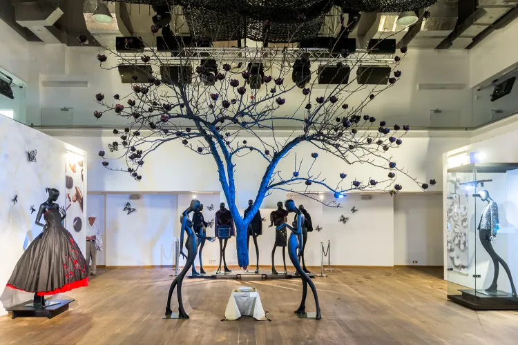 Centralnym punktem ekspozycji jest drzewo wykonane przez trójmiejską artystkę Von Ottowitz.
