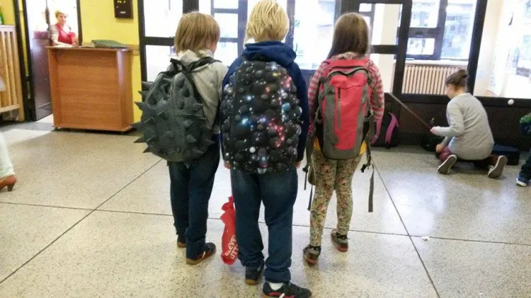 Dzieci powinny wiedzieć, dlaczego tak ważne jest noszenie plecaków w prawidłowy sposób.