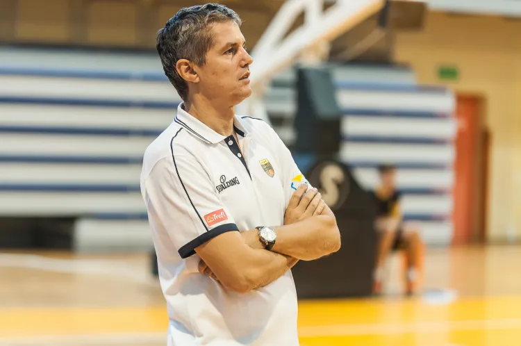 Zoran Martić zdaje się wiedzieć, jak wprowadzać młodych koszykarzy do seniorskiej koszykówki.