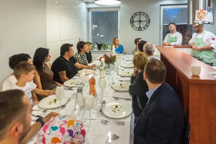 Podczas spotkania szef kuchni nie tylko gotuje, ale też opowiada o swoich popisowych daniach. Na zdjęciu: Adam Woźniak i Tomasz Deker podczas kolacji testowej Ulala Chef.