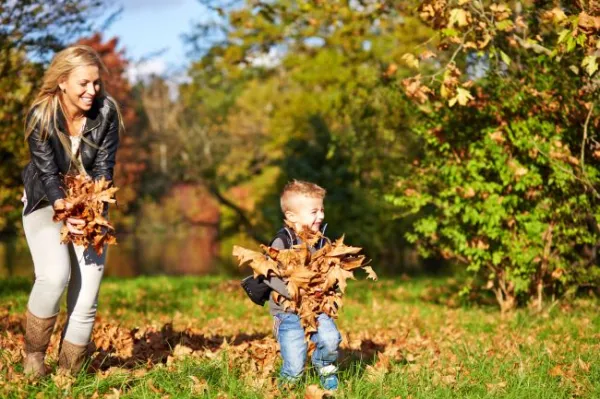 Słoneczną jesienią można nie tylko spacerować i podziwiać wielokolorowe drzewa i dywany z liści, ale też pozwolić sobie na szaleństwo i zabawę z dzieckiem. Ale co poza atrakcjami na świeżym powietrzu? Zobaczcie, jakie imprezy pod dachem czekają na rodziny w ten weekend. 