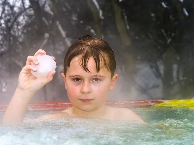 Kąpiele w zimie wzmacniają odporność, hartują, poprawiają wydolność układu krążenia, regulują ciśnienie, zarówno u dorosłych, jak i u dzieci. 
