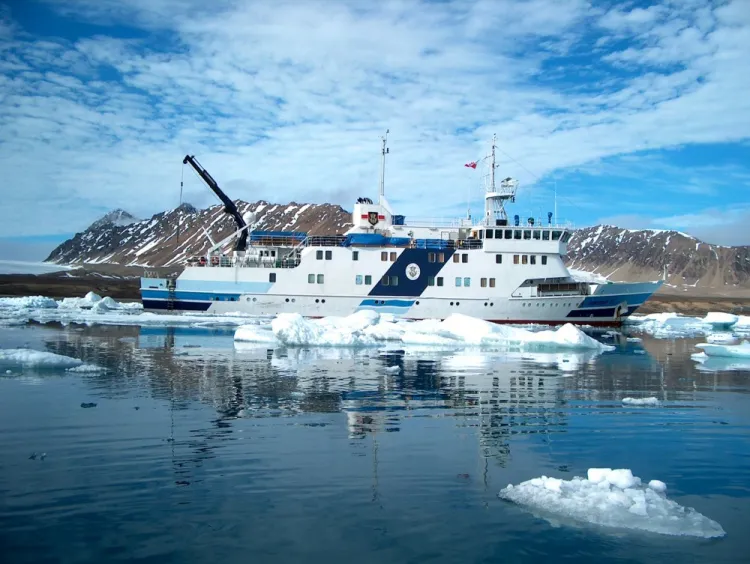 Horyzont II, statek należący do Akademii Morskiej w Gdyni, wozi dziś polskich naukowców m.in. na Spitsbergen.