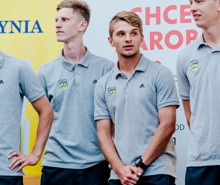 Michał Gałecki (w środku) nie mógł doczekać się na regularną grę w I-ligowej Arce i dlatego przeniósł się do Rozwoju Katowice. Damian Mosiejko (z lewej) jest obecnie trzecim młodzieżowcem w hierarchii żółto-niebieskich. 