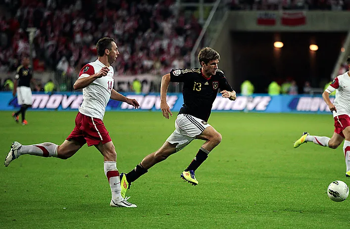 Niemcy przed Polską przewodzili grupie D przed przedostatnią kolejką rozgrywek, ale w czwartek żadna z tych reprezentacji nie zapewniła sobie awansu do Euro 2016. Ostateczne decyzje odłożone zostały do niedzieli. Na zdjęciu Jakub Wawrzyniak, jedyny lechista, który wystąpił w Glasgow oraz Thomas Mueller. 