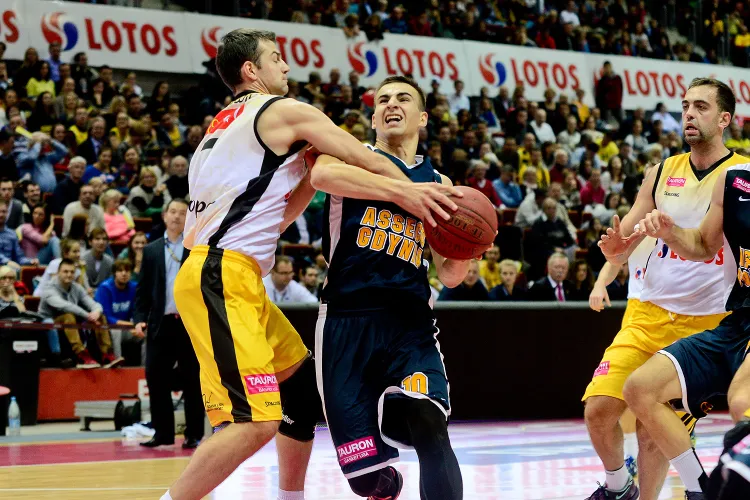 Przemysław Żołnierwicz ma być w nowym sezonie pierwszopiątkowym koszykarzem w Asseco. Natomiast Marcin Dutkiewicz chce wreszcie rozegrać pełen sezon, co nie udało się my od dwóch lat.