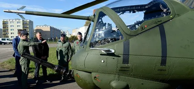 Minister Obrony Narodowej Tomasz Siemoniak podczas wizyty w 49. Bazie Lotniczej w Pruszczu Gdańskim.