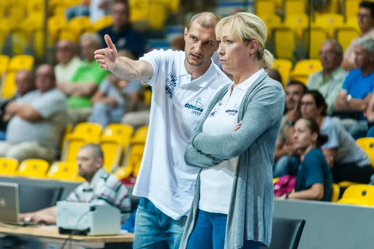 Katarzyna Dydek i jej asystent Tomasz Cielebąk mieli po pierwszej kwarcie wiele problemów. Udało się z nich wyjść do końca meczu ze Ślęzą, ale niestety to nie przyniosło zwycięstwa.
