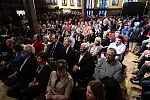 Ponad 300 osób wypełniło po brzegi Salę Mieszczańską Ratusza Starego Miasta podczas benefisu, który odbył się z okazji 25-lecia pracy twórczej fotoreportera Maciej Kosycarza.