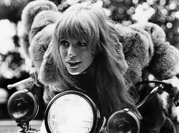 Marianne Faithfull zagra w niedzielę w Starym Maneżu. Na zdjęciu - kadr z filmu "Dziewczyna na motocyklu".