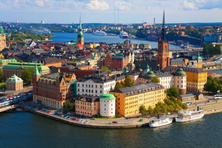 Polacy podróżują do Szwecji głównie w celach zarobkowych, choć sam Sztokholm jest także pięknym miastem, które warto zwiedzić jako turysta.