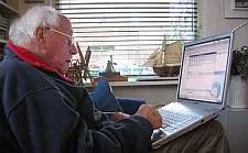 Starsi ludzie odkrywają Internet powoli. Najczęściej pod presją wnuków.