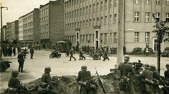 Propagandowa fotografia z walk i wkroczenia niemieckich wojsk do Gdyni. Okolice dzisiejszego Urzędu Miasta Gdyni.