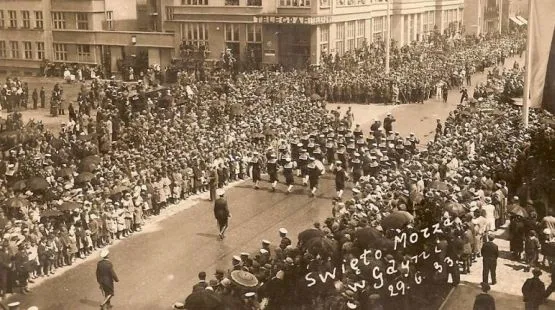 Uroczysta defilada podczas Święta Morza w 1933 roku, ulica 10 Lutego.