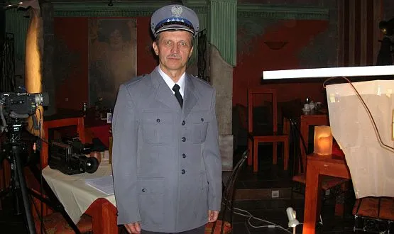 Bywa, że także scenarzysta staje przed kamerą. W offowej komedii "Wirus" Mirosław Tomaszewski wcielił się w rolę policjanta.