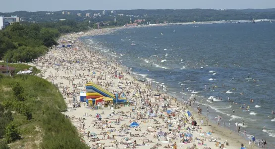 Zatrzymany urzędnik żądał łapówek od przedsiębiorców działających w tzw. pasie technicznym na plaży w Gdańsku Jelitkowie.