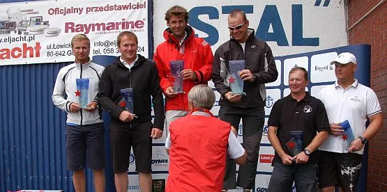 Tomasz Holc nagradza trzy najlepsze załogi w klasyfikacji generalnej międzynarodowych mistrzostw Polski w klasie Star. Od lewej Grabowski/Lesiński, Kusznierewicz/Życki oraz Dacenko/Bazurin.