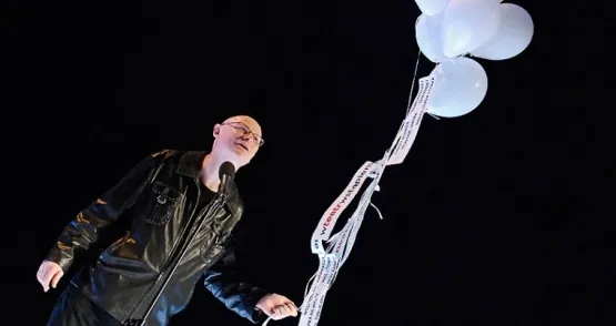 Adam Orzechowski, dyrektor Tetru Wybrzeże z balonami symbolizującymi ducha teatru.